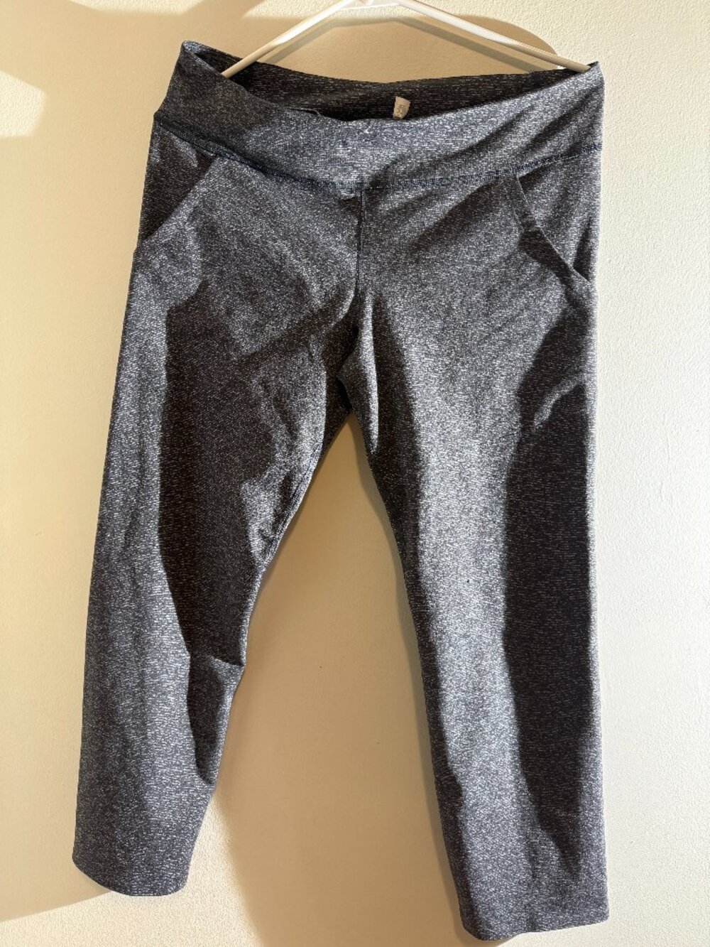 Under Armour HeatGear Heathered Gray Fitted Crop Leggings | LG